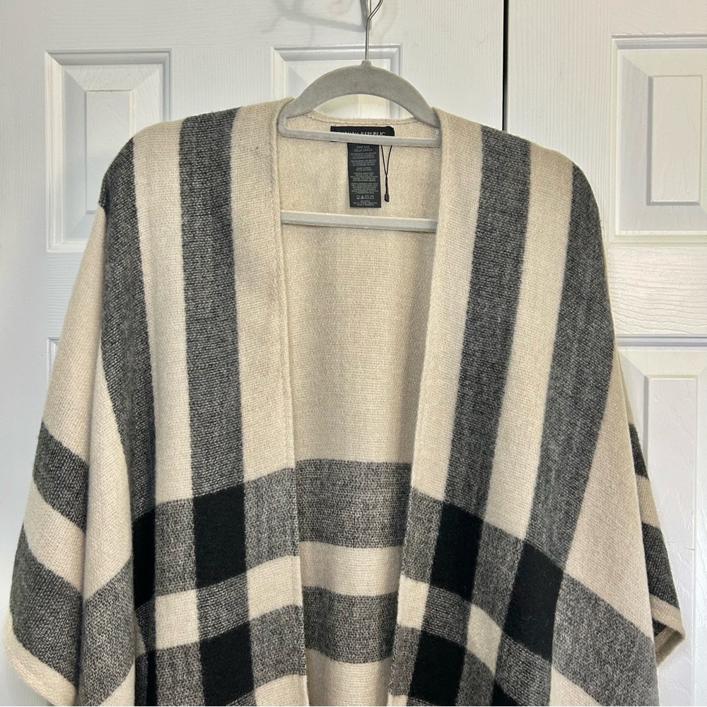 Banana Republic Black & Tan Plaid Fringe Cashmere Wool Wrap Shawl Sweater Sz OS - Picture 2 of 11